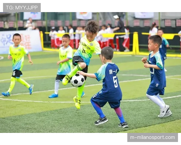 巴黎举办“足球与移民”主题展览,展现足球在法国社会的融合作用 巴黎举办“足球与移民”主题展览,展现足球在法国社会的融合作用