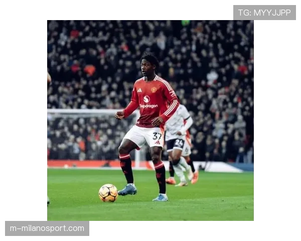 消息：曼联新援中卫因适应英超节奏较慢，在定位球防守中多次失位